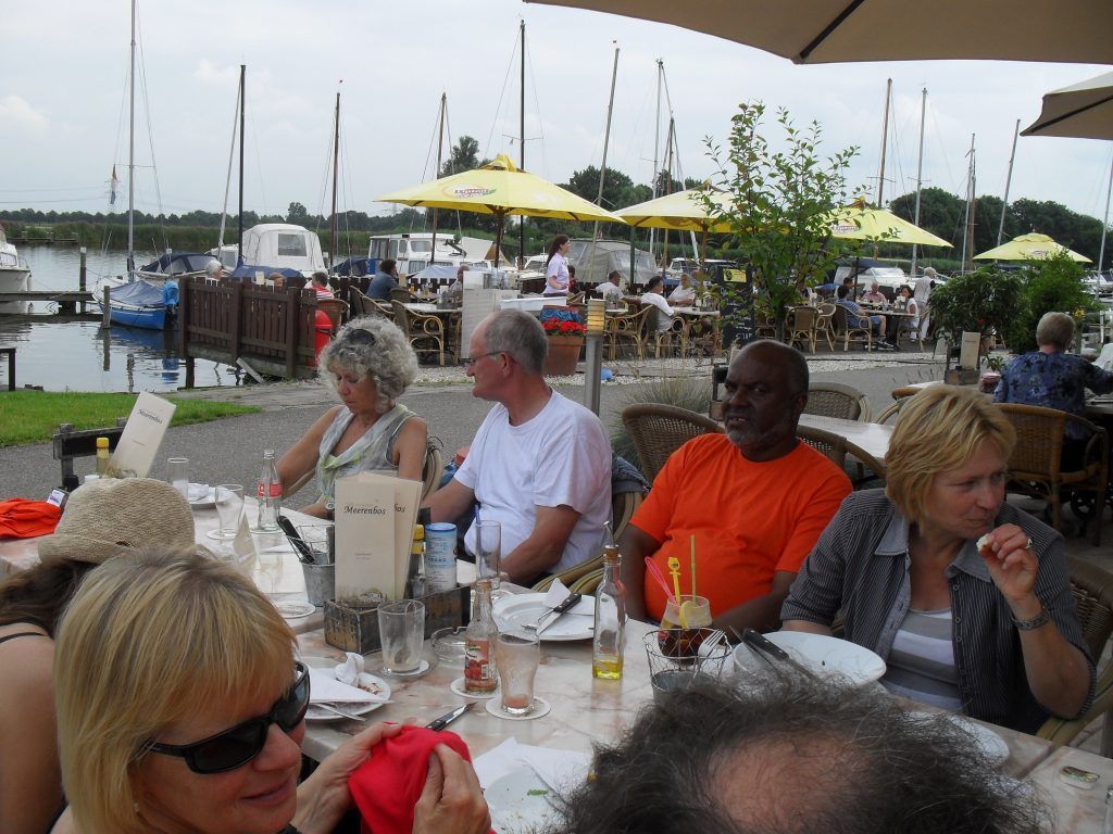 gezellige foto op een terras langs de Rotte